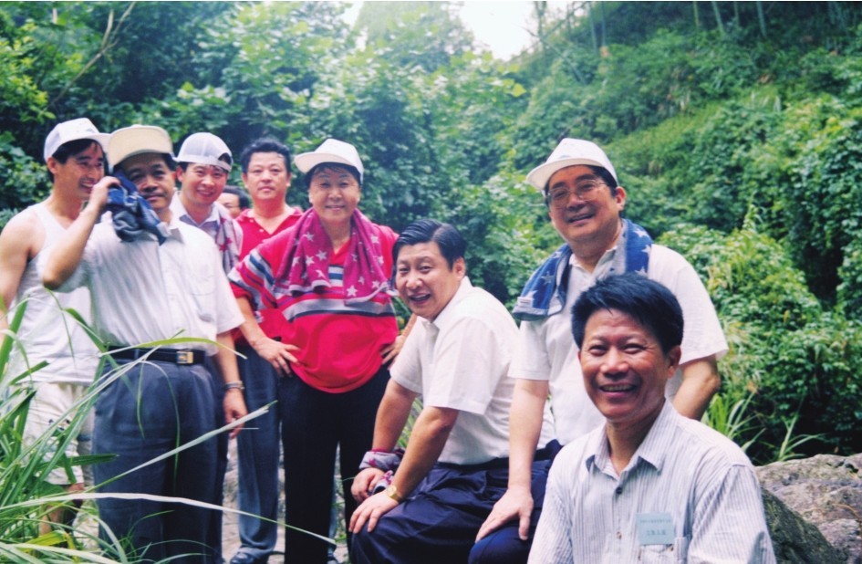 1999年6月,習近平在福州森林公園參加紀念毛主席“發展體育運動,增強人民體質”題詞47周年登山健身活動。(圖片來源:《習近平在福建(下冊)》